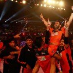 Anup-Kumar-is-held-aloft-by-the-U-Mumba-players-in-celebration
