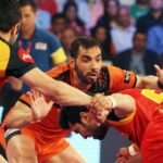 Shabeer-Bapu-(U-Mumba)-reaches-the-mid-line-in-a-super-raid-in-the-Bengaluru-Bulls-den