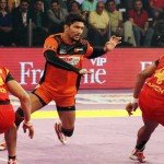 Shabeer-Bapu-(U-Mumba)-reaches-the-mid-line-in-a-super-raid-in-the-Bengaluru-Bulls-den1